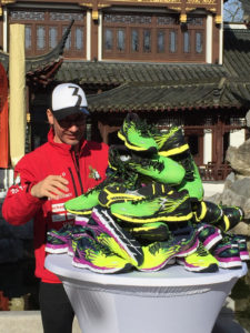 Runmysilkroad - Schuhstapel4