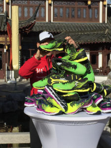 Runmysilkroad - schuhstapel1